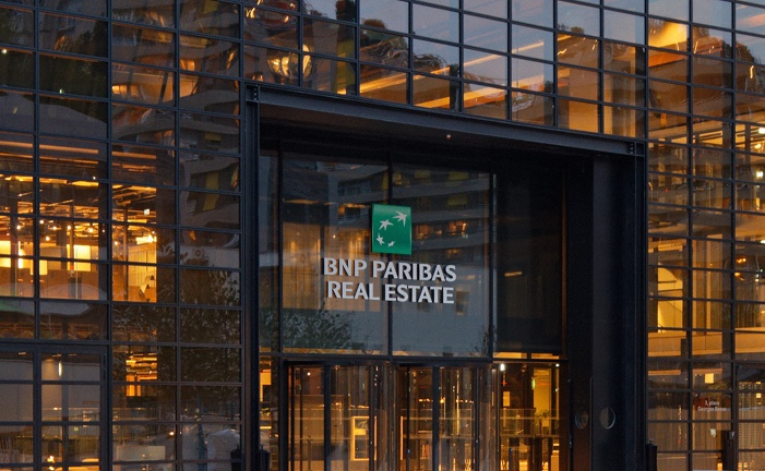 Entrée vitrée d’un immeuble BNP Paribas Real Estate