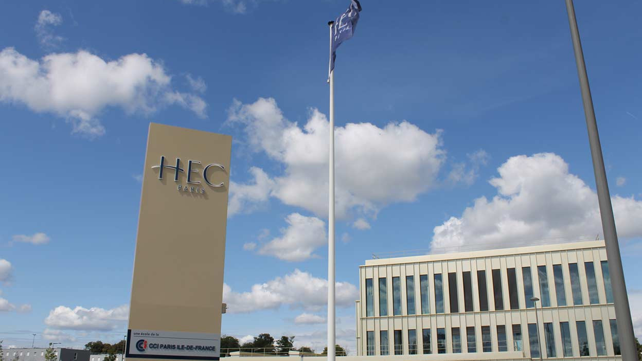 Entrée du campus HEC Paris sous un ciel bleu